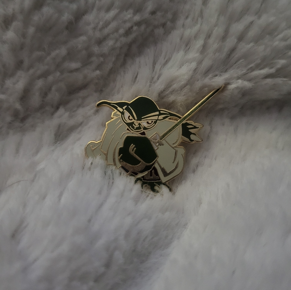 Star Wars Yoda Enamel Pin 2005 Star Wars Yoda Holding Light Saber Movie Characte